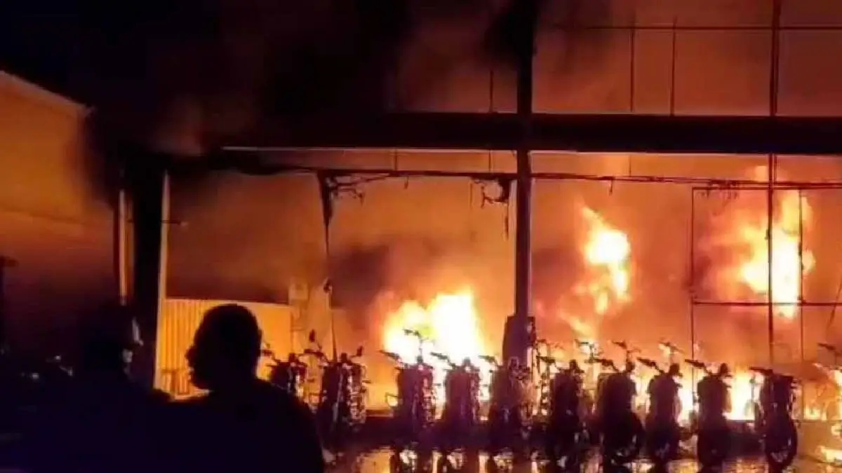 Massive fire engulfs TVS scooter showroom in early hours - News Karnataka