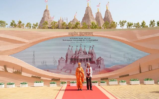 Jaishankar Visits Abu Dhabi Hindu Temple, Symbolizes India-UAE Friendship - News Karnataka