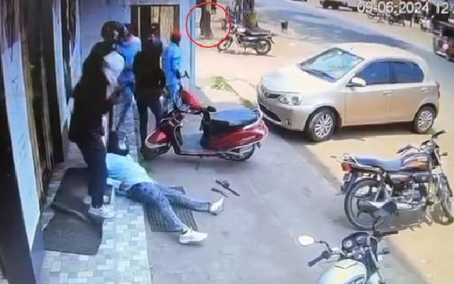 Video: Bengal Officer Dodges Bullets, Foils ₹4Cr Jewel Heist by 7 Robbers - News Karnataka