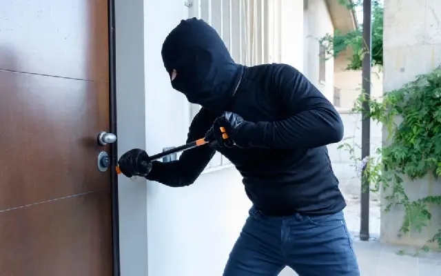 Bizarre Burglary in Shanghai: Thief Steals, Leaves Note on Security - News Karnataka