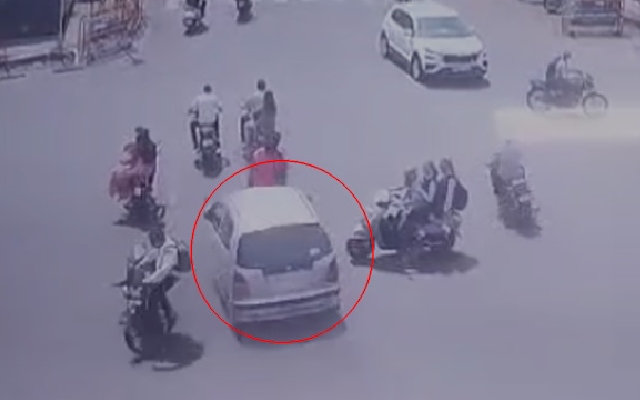 Car Crashes Into Multiple Bikes At Intersection In Maharashtra, 3 Dead - News Karnataka