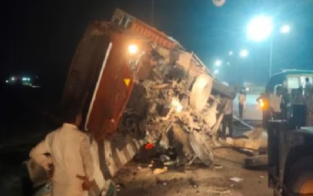 Speeding Truck Hits Stationary Vehicle on EPE, Killing 4, 18 injured - News Karnataka