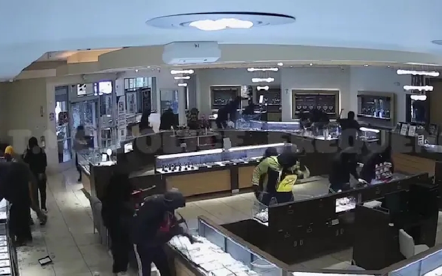 Indian Jeweller In US Emptied In Minutes In Smash-And-Grab Attack - News Karnataka