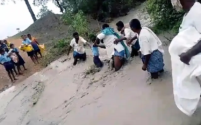 Lakshminagar Village Faces Hardships During Rainy Season - News Karnataka