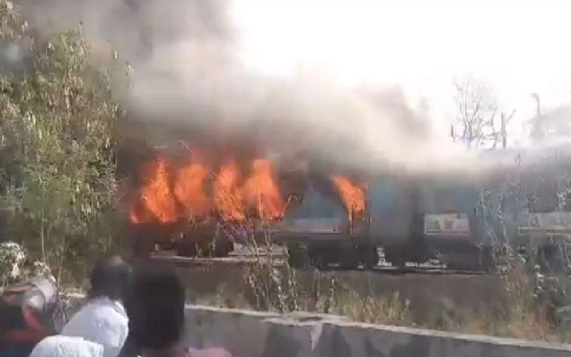 Shan-e-Punjab Express Coach Engulfed in Massive Fire Near Sarita Vihar - News Karnataka