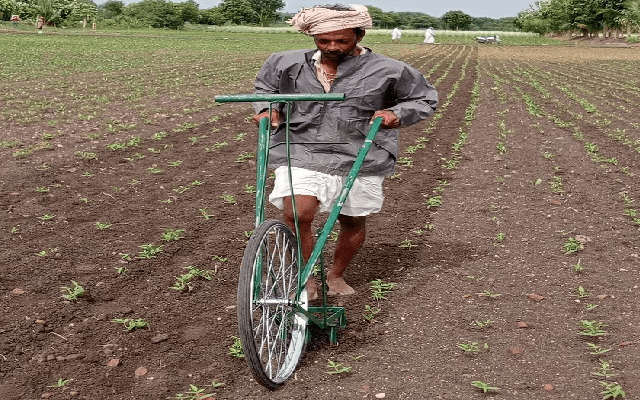 Farmers are using cycle tire tools to remove weeds - News Karnataka