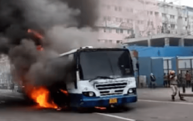 Moving Bus With 30 Onboard Catches Fire in Bengaluru | Caught on Cam - News Karnataka
