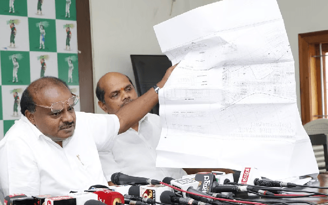 H D Kumaraswamy Alleges Land Scam Involving Siddaramaiah's wife - News Karnataka