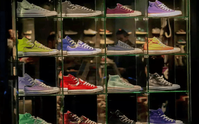 Bengaluru police arrest duo for stealing 10,000 pairs of branded shoes over 7 years - News Karnataka