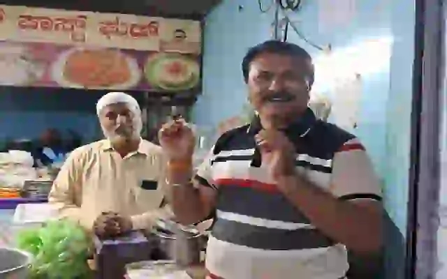 Honest Mistake: Teacher Returns Rs 50,000 Mistakenly Given Instead of Idli Vada - News Karnataka