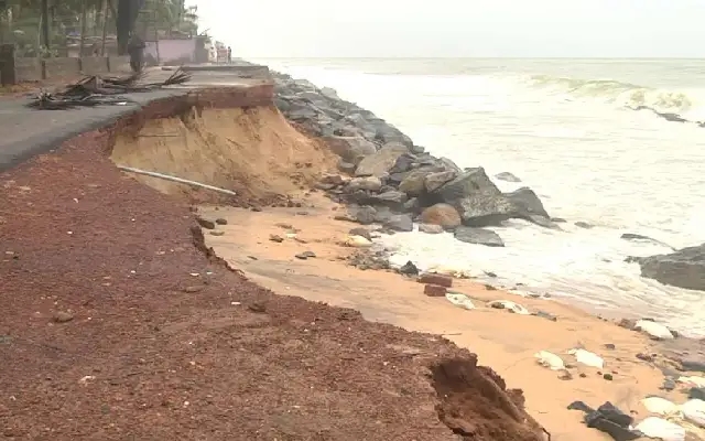 Severe Coastal Erosion in Nadipatna Threatens Homes, Prompts Government Action - News Karnataka