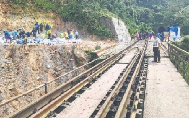 Landslide Disrupts Train Service Between Edakumeri and Kadagaravalli - News Karnataka