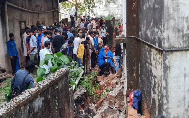 Thokkottu Olapete Park Wall Collapses After Two Months: Public Demands Investigation - News Karnataka