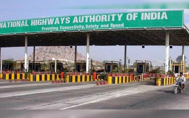 Maharashtra Minister Demands Pothole Repairs on Pune-Bengaluru Highway by August 15 - News Karnataka