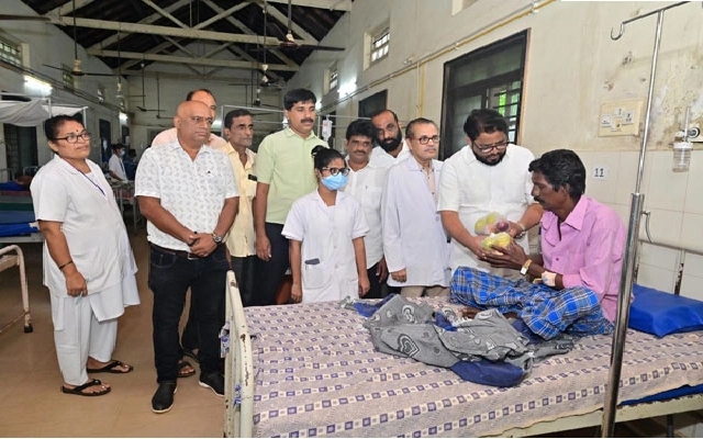 Doctor Distributes Fruits to Patients at Udupi District Hospital - News Karnataka