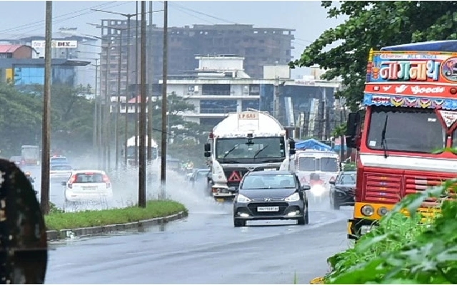 Rainwater Accumulation on Highways Poses Major Accident Risk in Mangaluru - News Karnataka