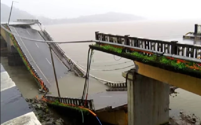 Truck Driver Rescued After Bridge Collapse Near Karwar - News Karnataka