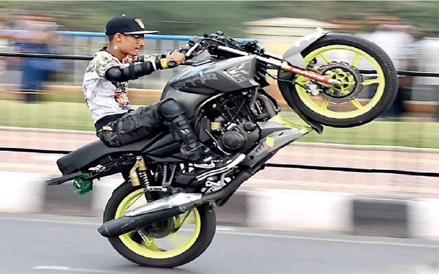 Surge in Parents Paying Fines as Minors Caught Performing Wheelies in Bengaluru - News Karnataka