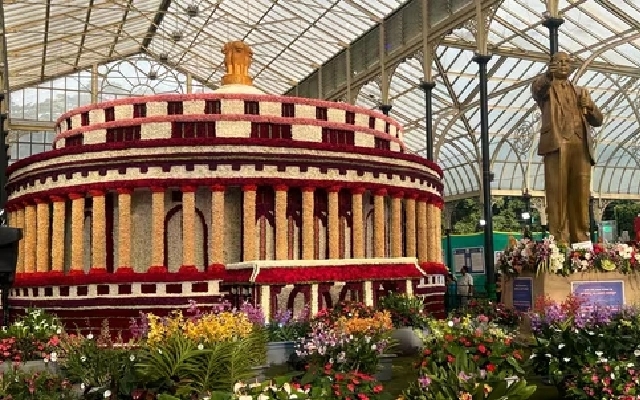 Record-Breaking Turnout at Lalbagh's Independence Day Flower Show - News Karnataka