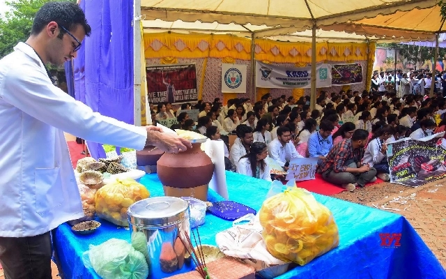 Karnataka Resident Doctors Protest by Selling Panipuri - News Karnataka