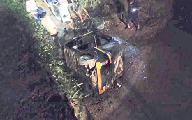 Auto-Rickshaw Driver Escapes Unscathed After Plunging Off Kukchumbala Bridge - News Karnataka
