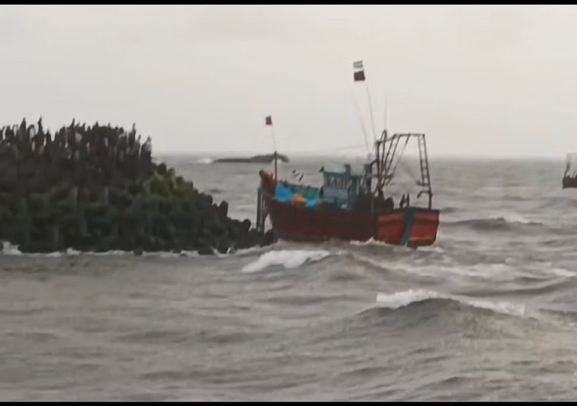 Fishing Boat Sinks Off Tenginagundi Coast; All Eight Fishermen Rescued - News Karnataka