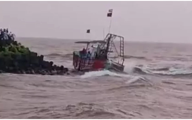 Fishing Boat Severely Damaged After Crashing into Rocks Near Bhatkal - News Karnataka