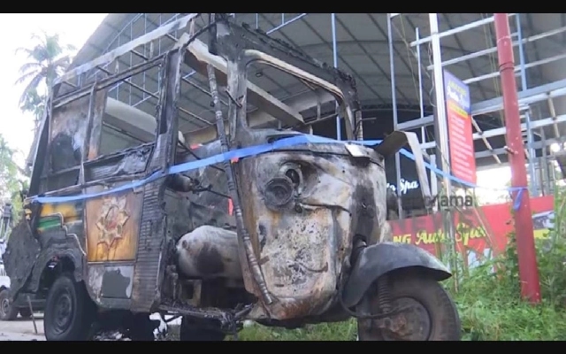 Autorickshaw Gutted by LPG Fire on Abba Road - News Karnataka
