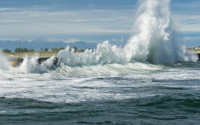 Fisherman Dies After Being Swept Away by Tidal Waves - News Karnataka