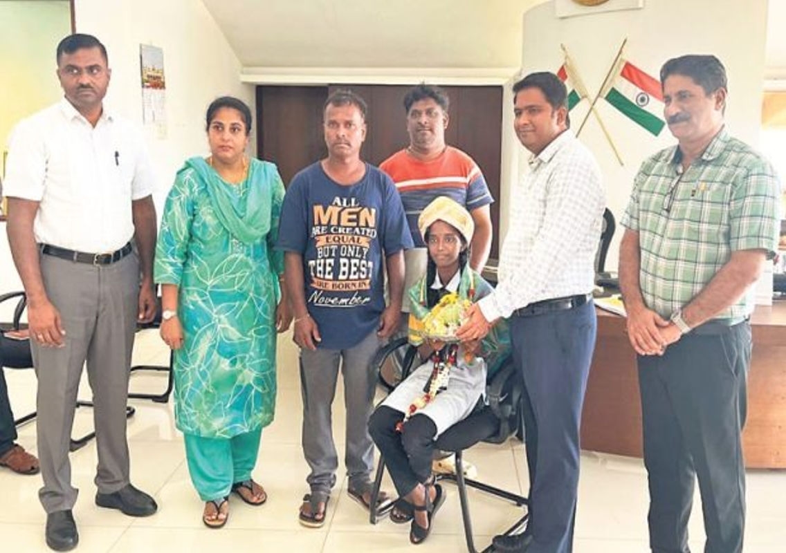 Mangalore DC Felicitates Brave Girl Vaibhavi for Heroic Rescue - News Karnataka