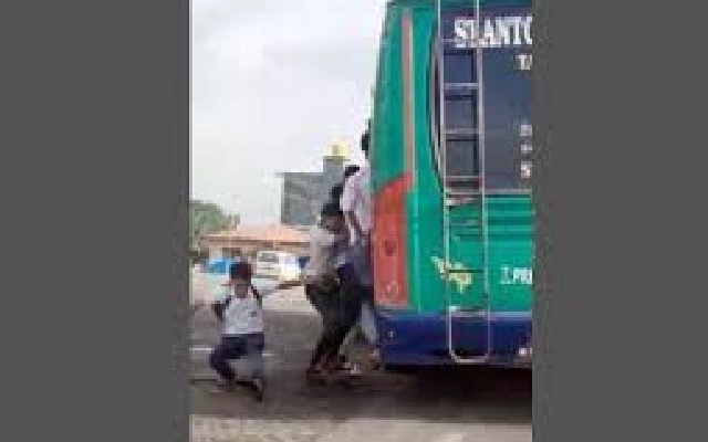 Student Thrown from Overcrowded Bus in Mangaluru, Video Goes Viral - News Karnataka
