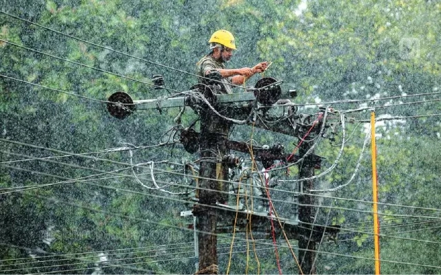 Power Poles Collapse on Highway, Mescom Linemen Respond Swiftly - News Karnataka