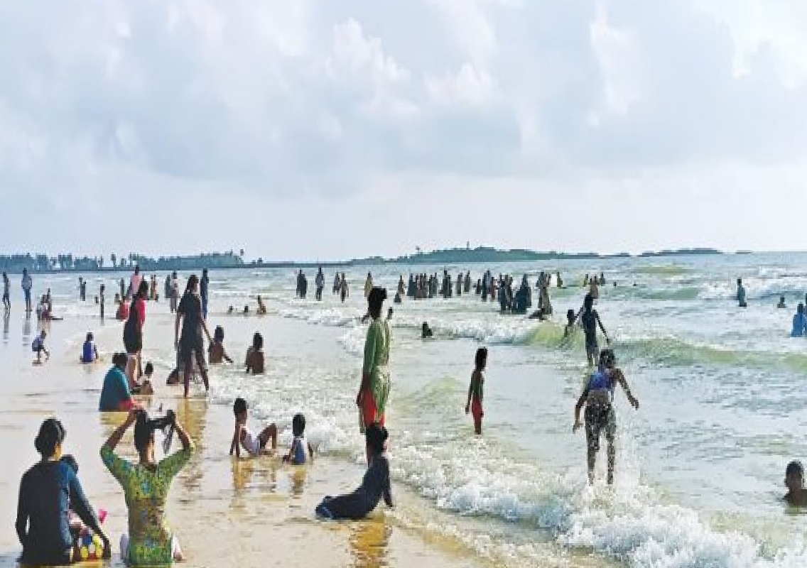 Malpe Beach and Saint Mary's Island Attract Crowds During Weekend Holiday - News Karnataka