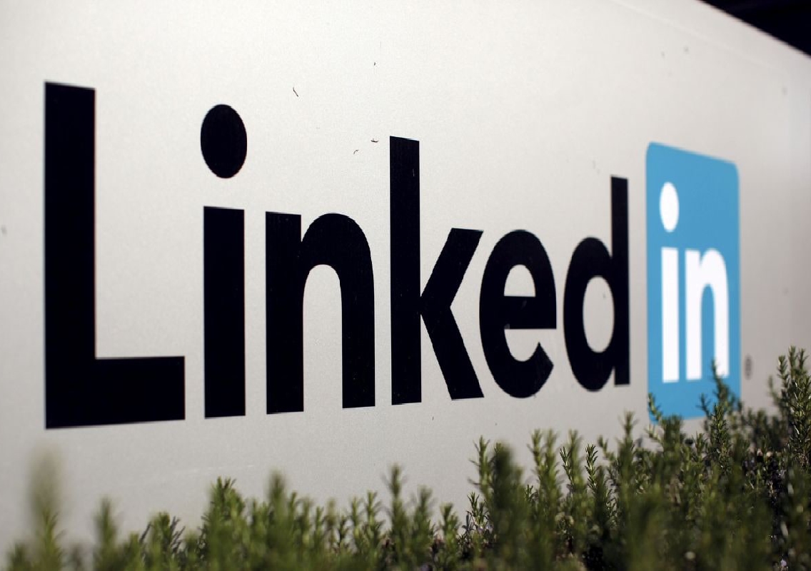 LinkedIn Accused of Scraping Data for AI Models Without User Permission - News Karnataka