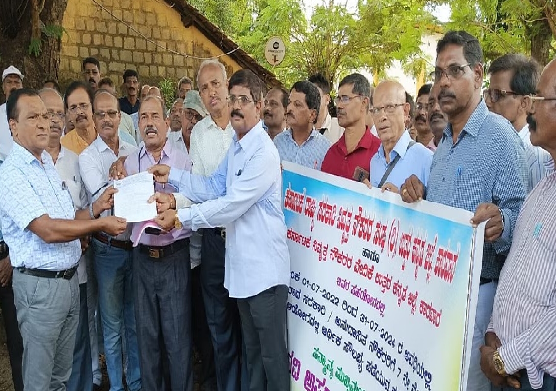 Karwar: Retired Government Employees Hold Protest March for Revised Pension - News Karnataka