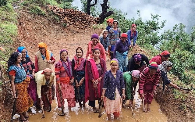 Women Construct Over 200 Rainwater Harvesting Pits in Vitlamudnoor to Boost Groundwater Levels - News Karnataka