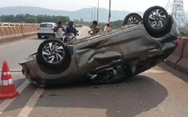 Driver Escapes Unharmed After Car Accident on Aletti Road - News Karnataka