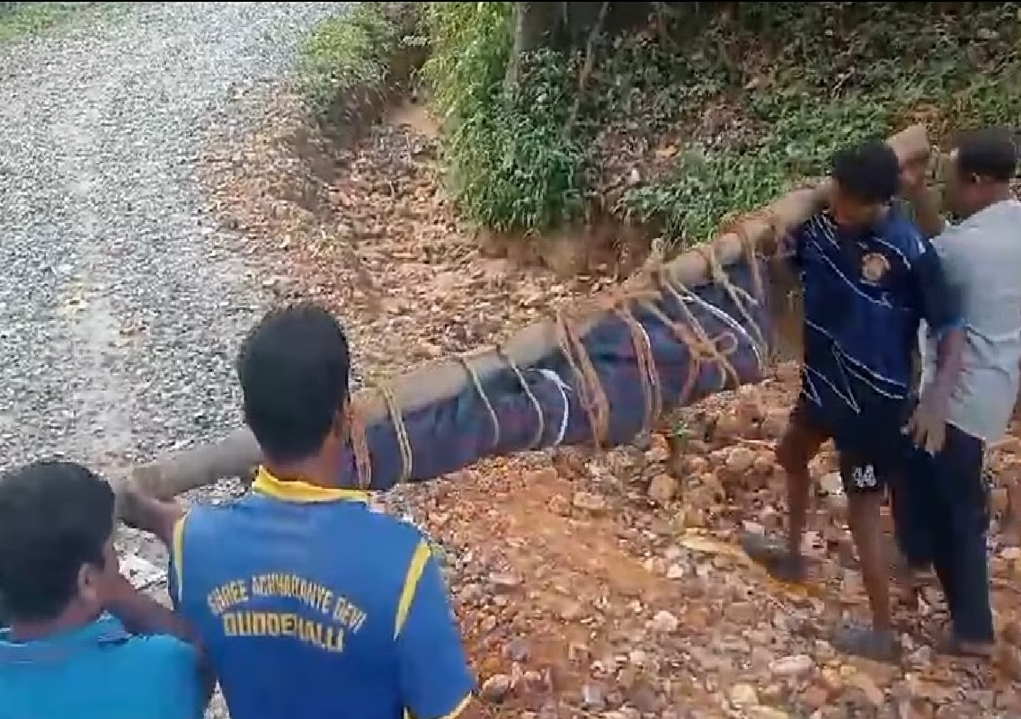 Villagers Carry Deceased Man for 5 km Due to Lack of Road Access - News Karnataka