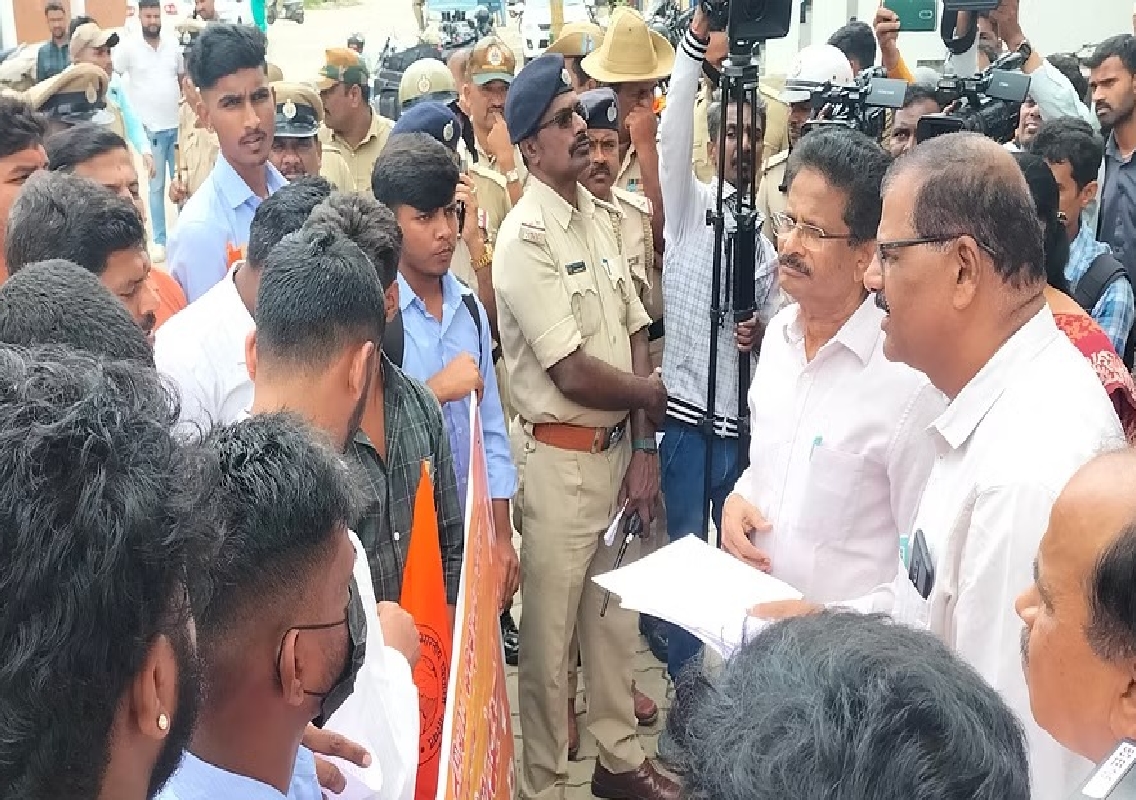 Protest Erupts in Hassan: ABVP and BJP Demand lecturers's Removal - News Karnataka