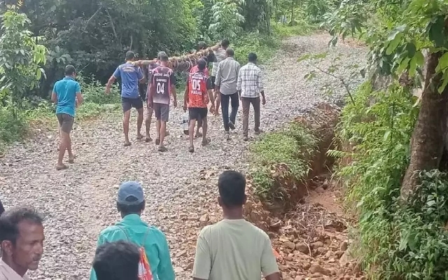 Karwar Residents Forced to Carry Body Due to Lack of Proper Road in Ward No. 31 - News Karnataka