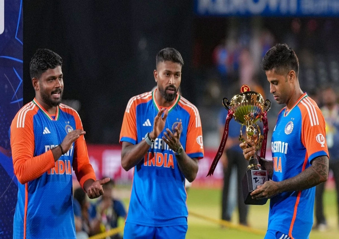 Hardik Pandya and Sanju Samson Celebrate with Ground Staff After T20I Triumph - News Karnataka