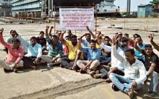 Construction Workers Protest in Mangaluru Over Pending Demands - News Karnataka