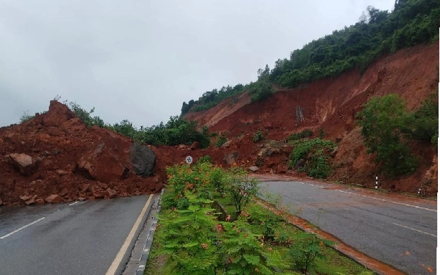 Hill Collapse Near Byndoor Threatens NH 66 - News Karnataka