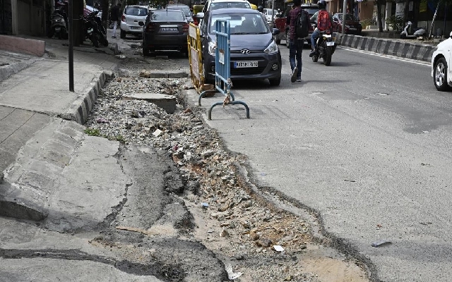 Bengaluru Traffic Police Step Up to Fill Dangerous Potholes Amid Heavy Rains - News Karnataka