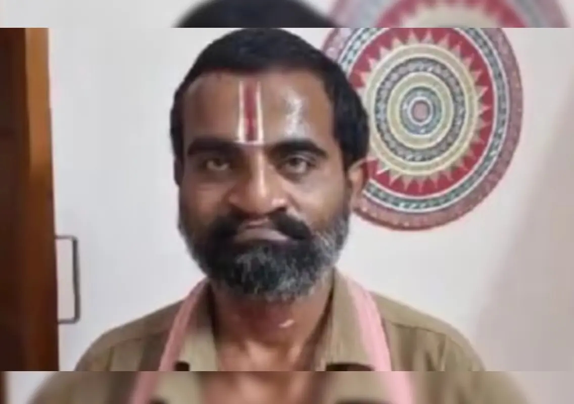 Bengaluru auto driver tracks down passenger to return lost gold chain - News Karnataka