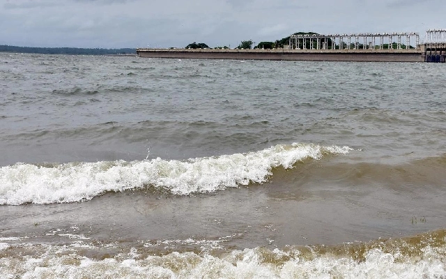 Mandya Officials Directed to Address Lake Water Levels and Rain Damage Compensation - News Karnataka