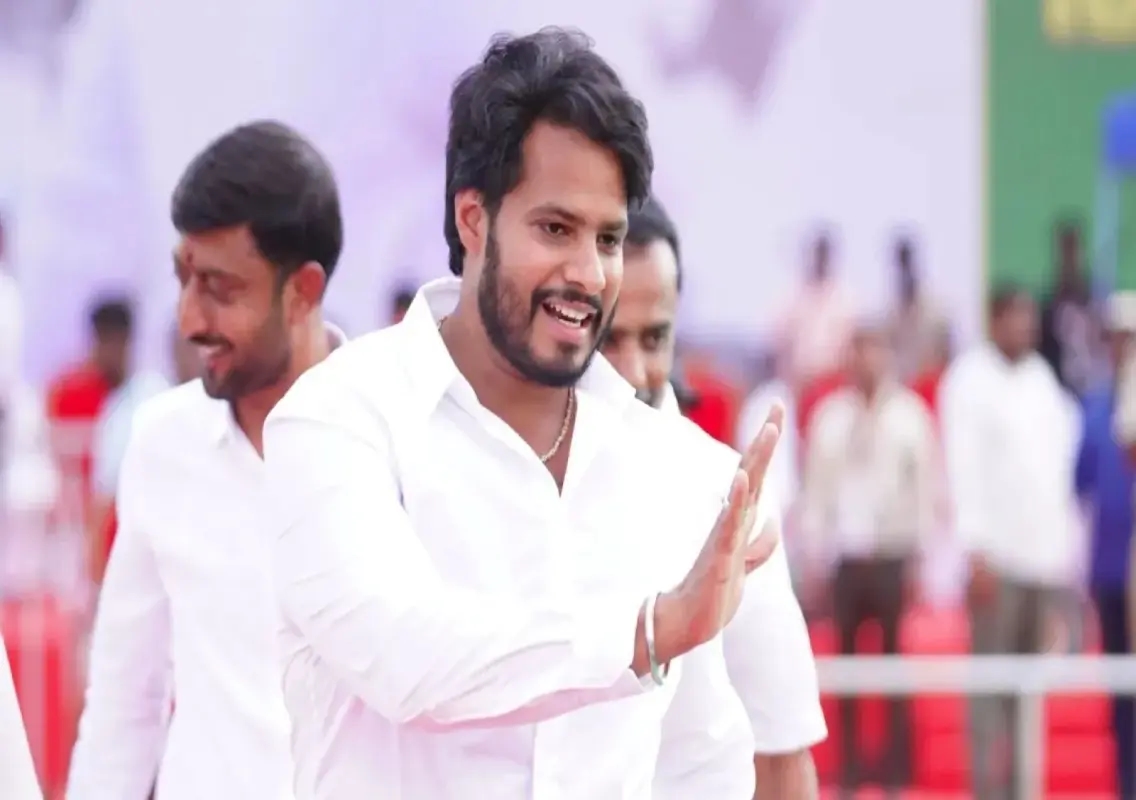 Nikhil Kumaraswamy falls off bike during Channapatna by-election campaign - News Karnataka