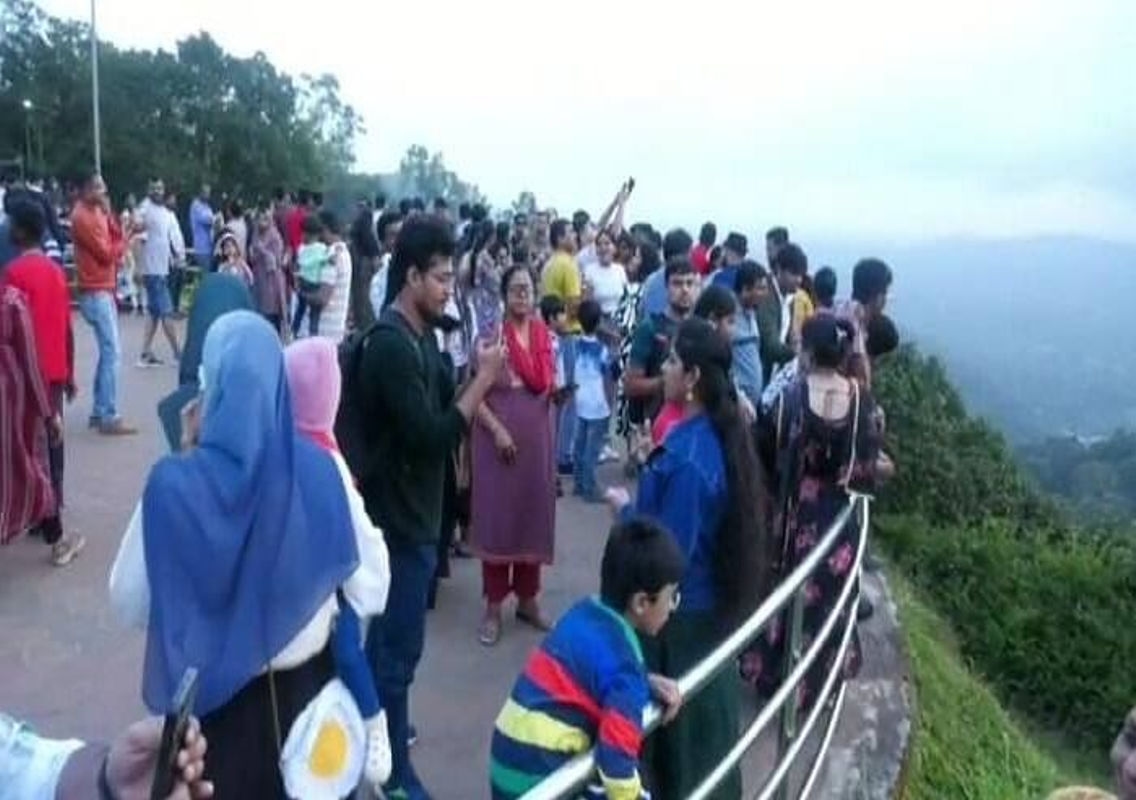 Continuous Holiday Brings Tourist Surge to Kodagu: Scenic Spots and Temples Overflow with Visitors - News Karnataka