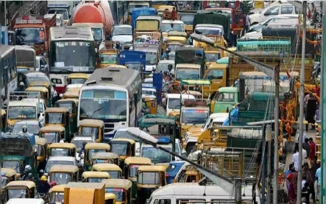 Traffic Disruption in Bengaluru: Stuck Truck Highlights Gauge Gate Failures - News Karnataka