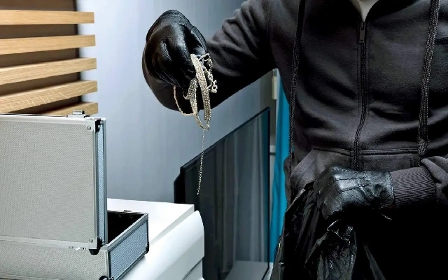Online Haircut Leads to Theft of Gold Ornaments in Malad - News Karnataka